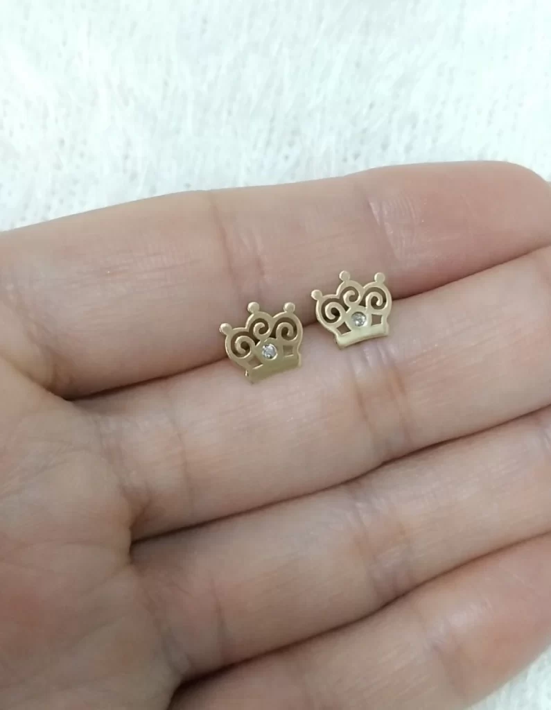 Brinco Baby Coroa Vazada com Zircônia