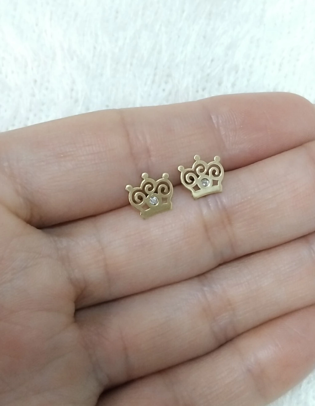 Brinco Baby Coroa Vazada com Zircônia