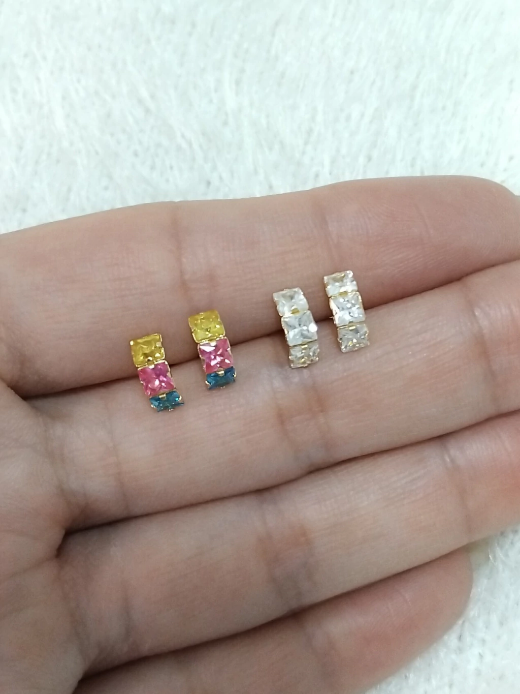 Brinco Baby com Zircônia Colorida