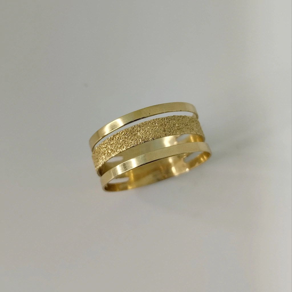 Anel Vazado Com Detalhe Fosco Ouro 18K